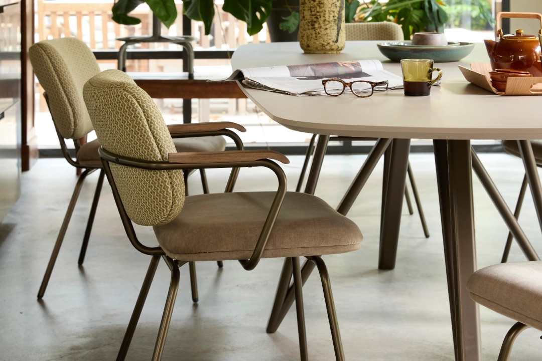 Eetkamerstoel Kobe duo-stof met arm Sfeerbeeld 1